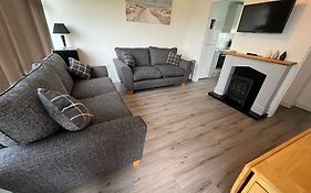 Chalet 319, Hemsby - Two Bed Chalet, Sleeps 5, Pet Friendly, Bed Linen And Towels Included